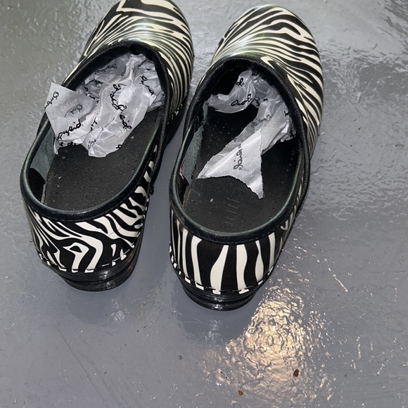 Authentic Dansko SANITA zebra striped clogs size women’s 36 like new - Picture 2 of 4